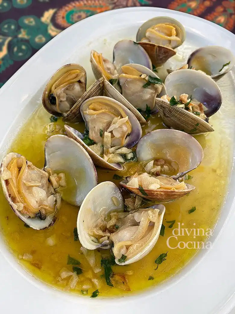 Almejas al Ajo Mojo - Plato artesanal en Bacon Love